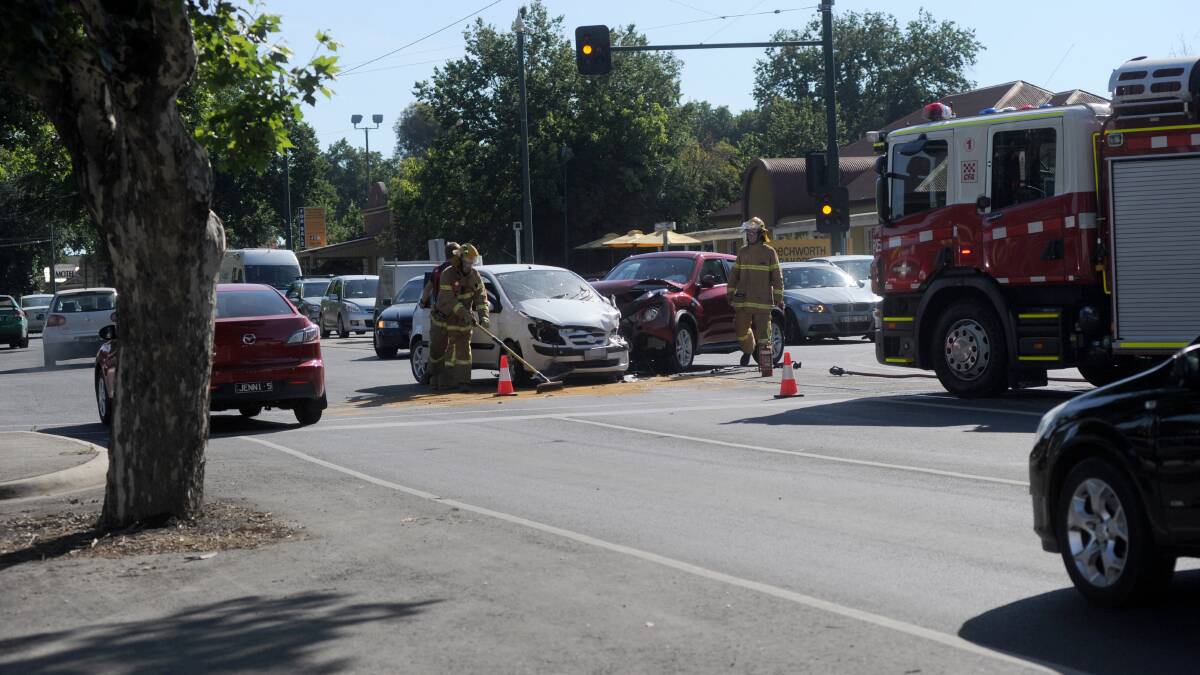 Two car crash at major Bendigo intersection