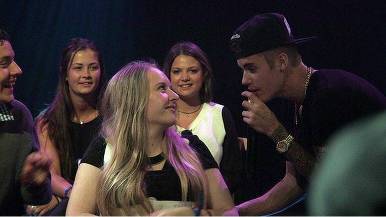 Justin Bieber sings to Kate O'Neill.
