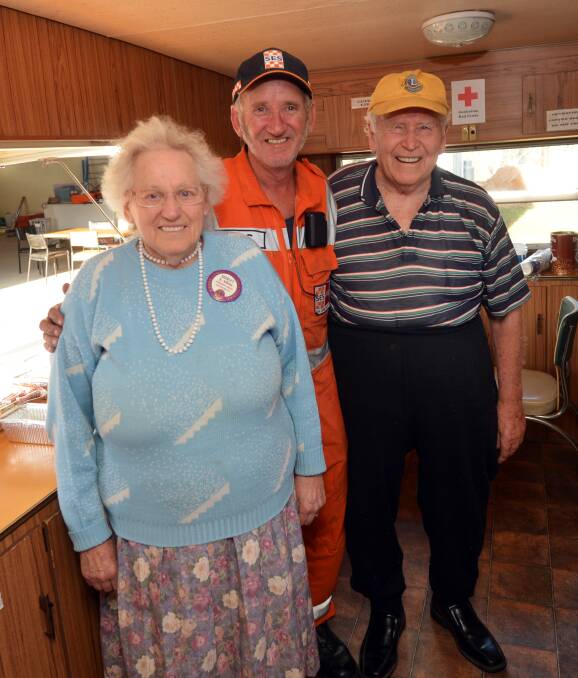 SERVICE: Lions Club of Eaglehawk volunteers Shirley and Alan Atkins with Greg Cheyne of Marong SES Unit (middle). Picture: BRENDAN McCARTHY