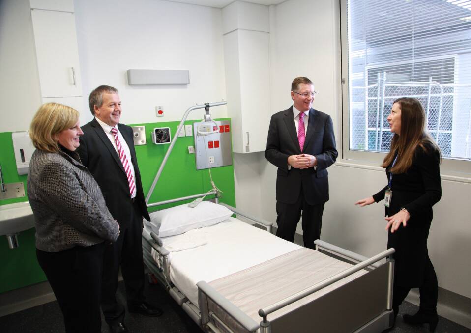 NEW BEDS: Premier Denis Napthine tours Echuca Regional Health after the completion of stage one works. Picture: CONTRIBUTED