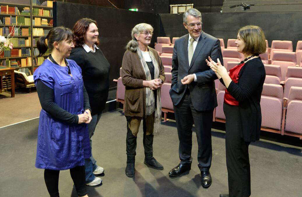 CHAT: Bendigo Theatre Company's Loretta Kingston-Brown, Trella O'Loughlin and Gael Emond with Mark Dreyfus and Lisa Chesters. Picture: JIM ALDERSEY