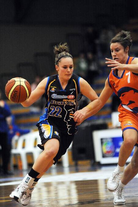 KEY PLAYER: Bendigo Lady Braves guard Kelly Wilson charges toward the basket. Picture: CHRIS McCORMACK