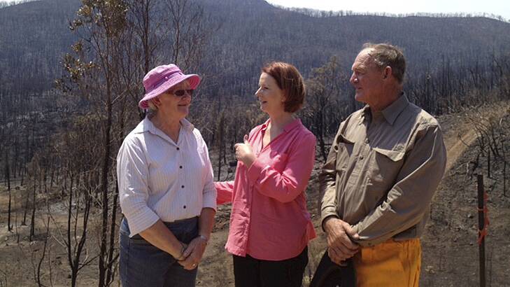 Prime Minister Julia Gillard speaks with Jeanette and Bob Fenwick, who lost their property in the Coonabarabran fire.