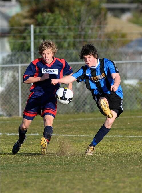 YOUNG GUNS: Epsom's Jake Allport and Eaglehawk's Ross Johnstone in the division one clash. Picture: JULIE HOUGH