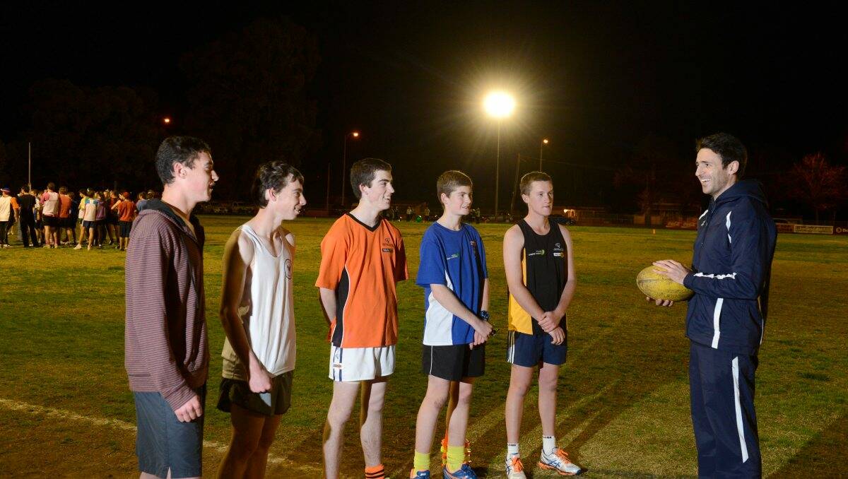 Up-and-coming BUA umpires Dylan Bailie, Sam Stagg, Marty Nadort, Ben O’Brien and John Howorth have a chat with AFL umpire Jordan Bannister at last night’s training. 