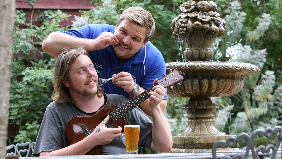 MO’S TO GO: Publican Fatty Anderson and Hamish Riley get set for the BendiMo Sunday Sesh at the Goldmines Hotel. Picture: PETER WEAVING