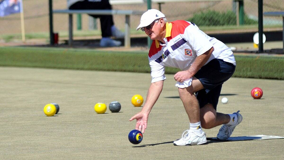 GREAT FORM: Bendigo's Mick Manning bowls in the division one victory against Castlemaine. Picture: JULIE HOUGH 