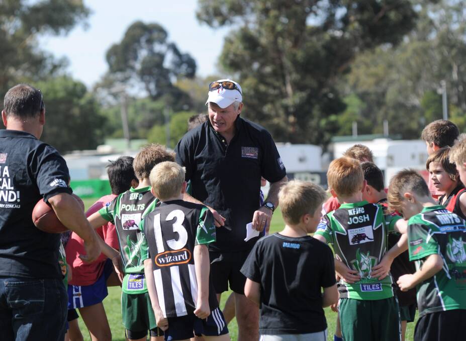 HELPUL HINT: St Kilda great and former Richmond coach Danny Frawley gives some tips during yesterday's clinic for Kangaroo Flat Football Club's junior players. Picture: JODIE DONNELLAN 