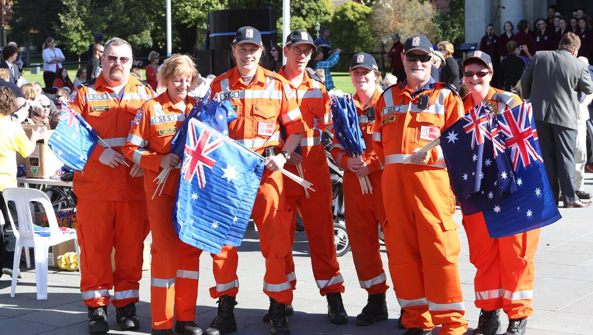 Commemorative Service in Pall Mall. Bendigo SES handing out the flags. Picture: Peter Weaving