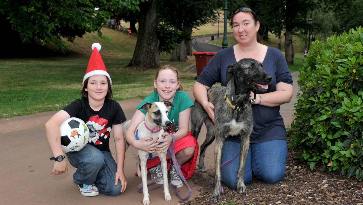 Jet, Jordan and Tracy Fraser brought their dogs, Pirate and Pepsi, along. Picture: Jodie Donnellan