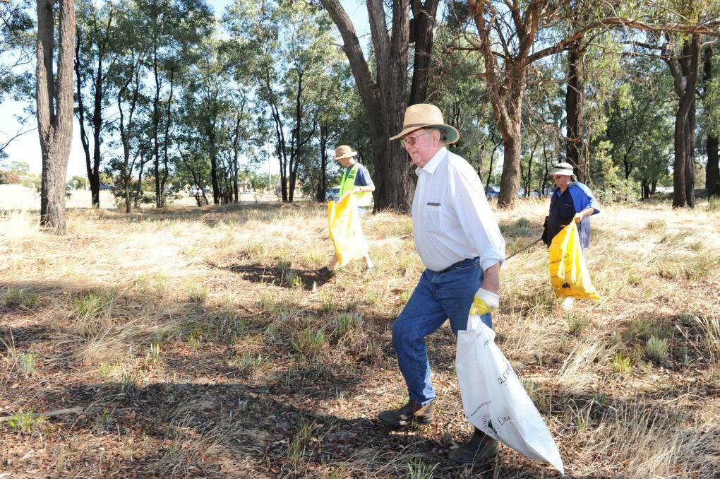HELPING HAND: Members of the Ironbark Gully Friends participate in Clean Up Australia Day in 2017. Picture: NONI HYETT.