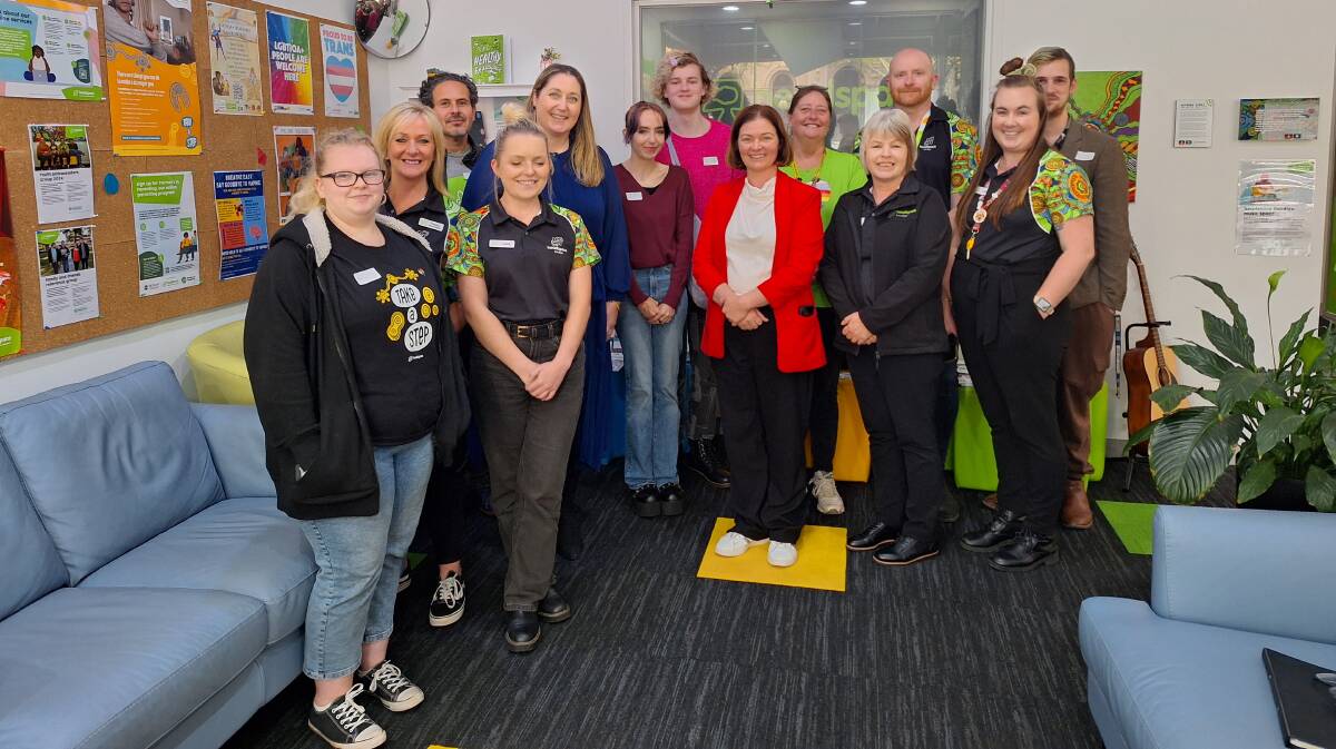 Federal MPs Emma McBride (blue dress) and Lisa Chesters (red jacket) with the headspace Bendigo team. Picture supplied.