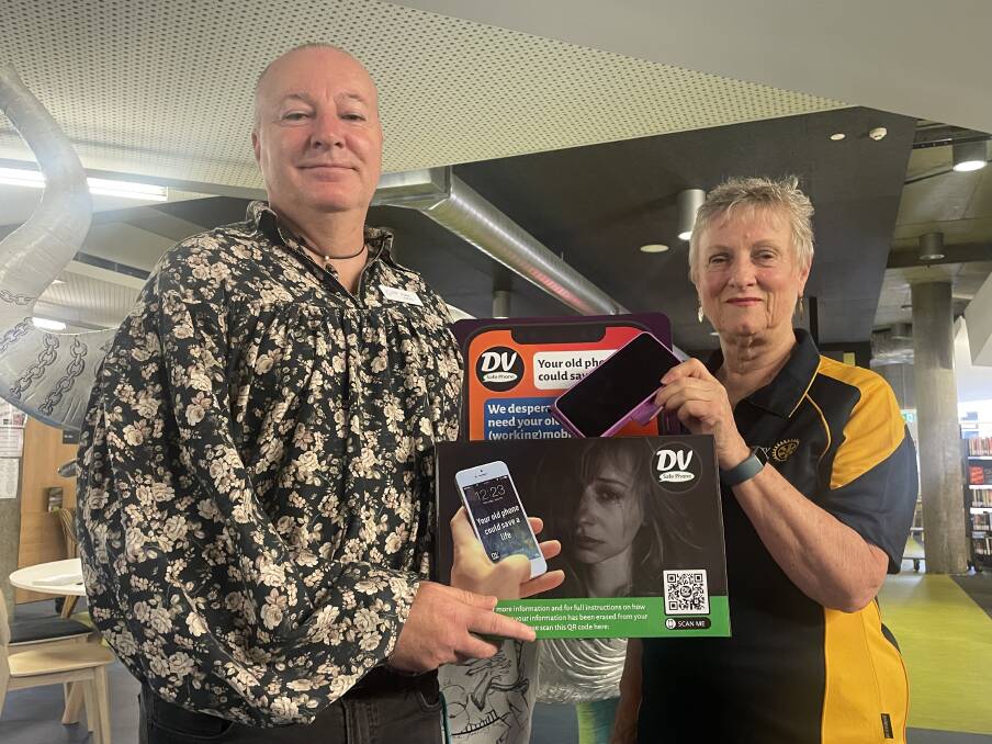 Bendigo library manager Robin Pearson and Bendigo South Rotary community services officer Merlyn Quaife hope people with donate their old mobile phones to help domestic violence survivors. Photo by David Chapman