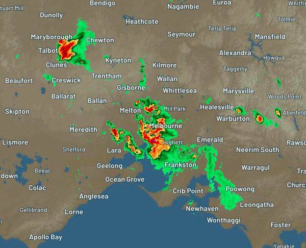 Severe storms crossing Melbourne and Maryborough at 4pm Wednesday afternoon. SOURCE: Weatherzone