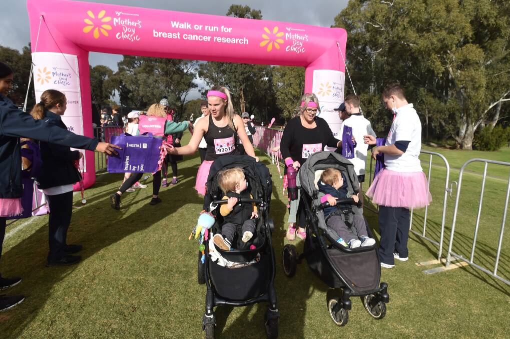 RUNNING FOR A CAUSE: The Cancer Council's annual Mother's Day Classic saw hundreds in Bendigo running for breast cancer research on Sunday morning. Picture: NONI HYETT