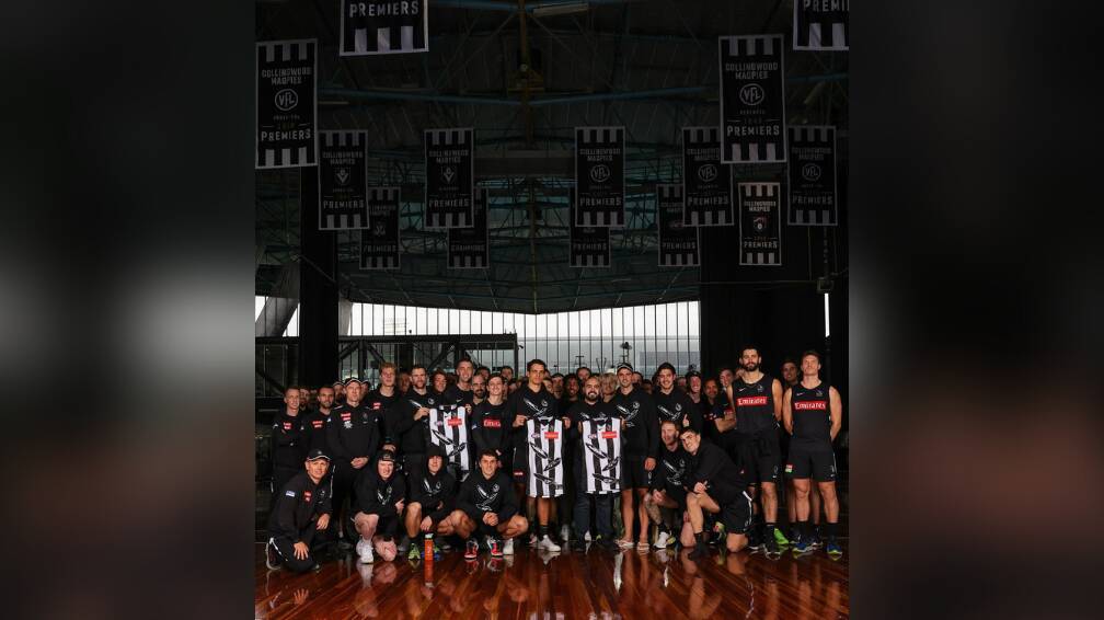 ART: Tyson Austin met up with the full football team to show off his and his cousin's artistic skill. Picture: Collingwood Football Club 