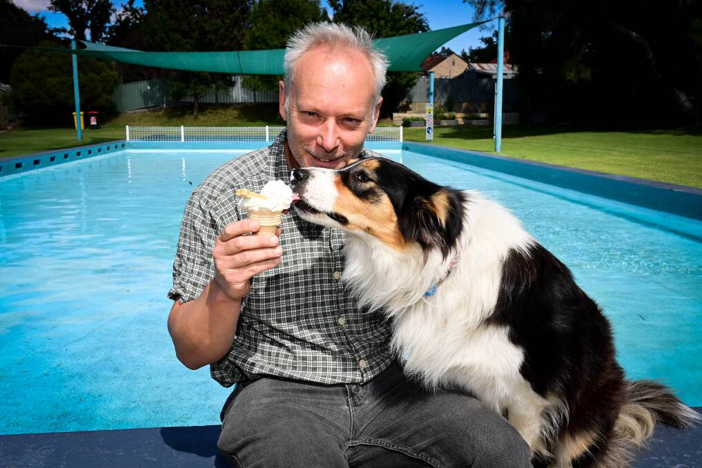 Chris Corr and Bundy enjoy an ice cream. Picture by Brendan McCarthy. 