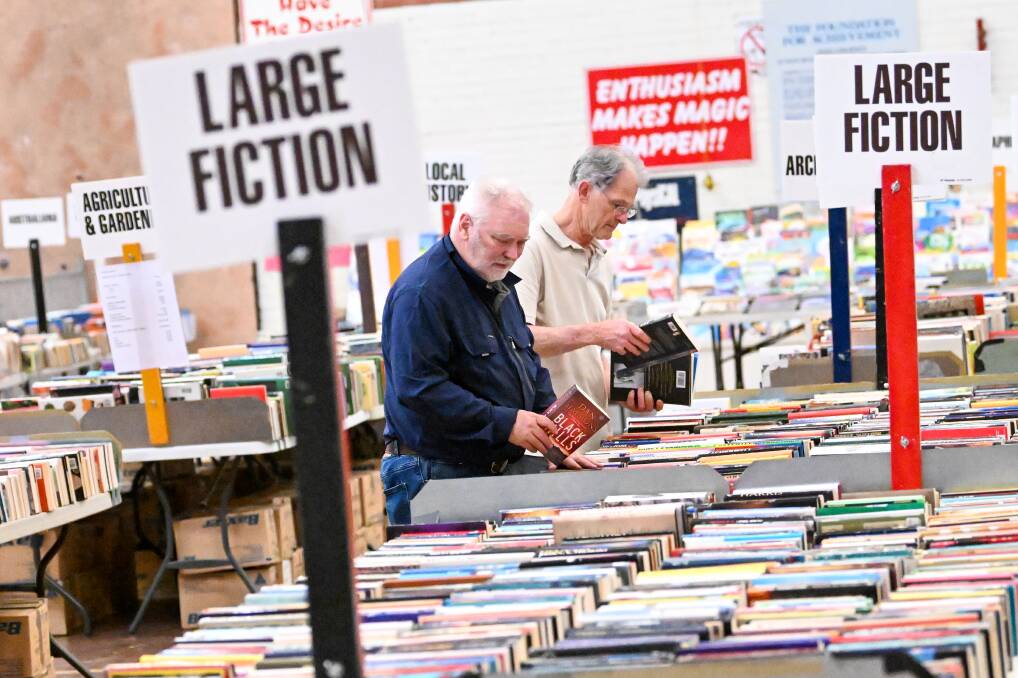 Garth Keech and Wayne Meehan prepare for the Bendigo Book Fair. Picture by Darren Howe 