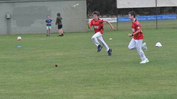 Bendigo United under-12 A players chase the ball to the boundary. 