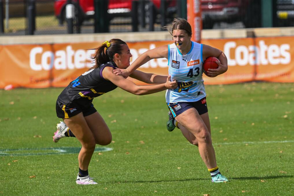 Lola Modoo fends off a Murray Bushrangers opponent during the Pioneers 28-point win at the QEO on Sunday. Picture by Enzo Tomasiello
