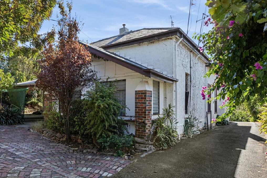 This Violet Street property is going up for auction on April 27. Picture from McKean McGregor