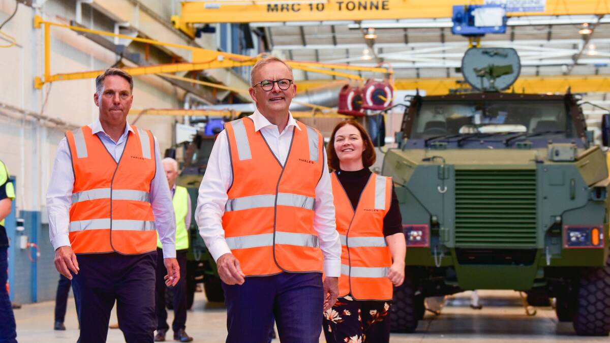 Prime Minister drops in at Bendigo's Thales factory