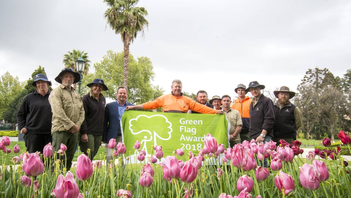 Members of the City of Greater Bendigo parks and gardens team with the Green Flag for Rosalind Park. Picture: DARREN HOWE