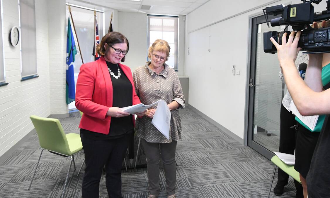 Member for Bendigo Lisa Chesters discusses her NBN report with a constituent. Picture: NONI HYETT