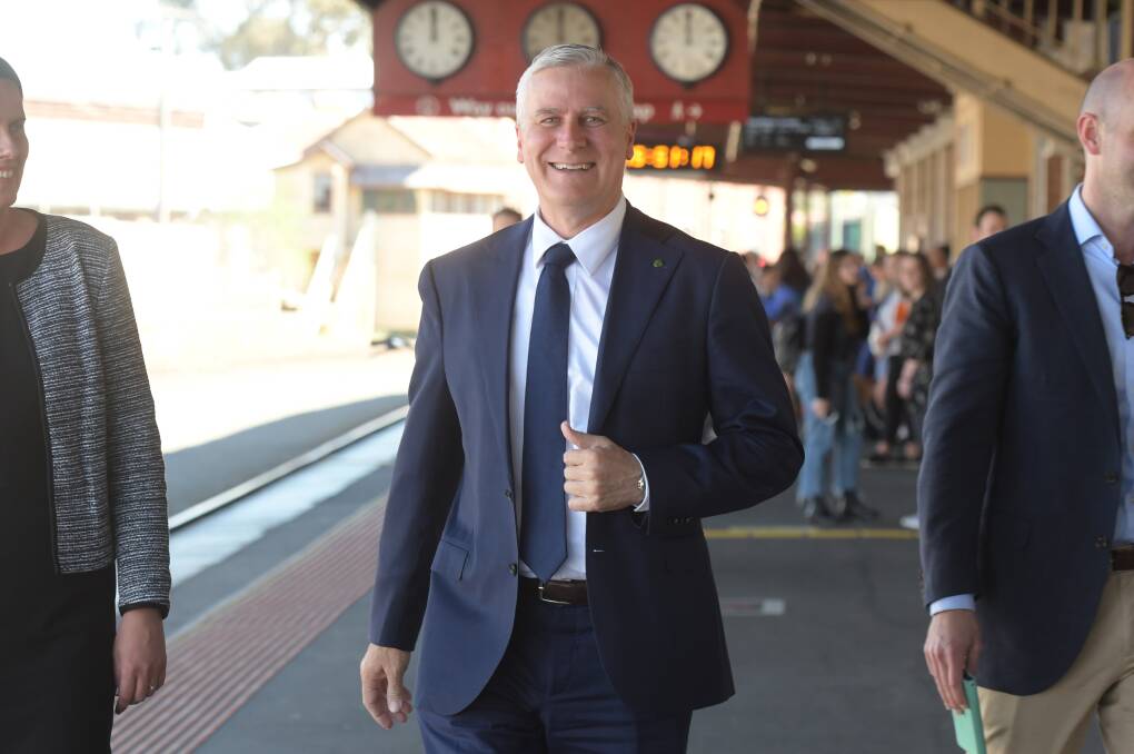 Deputy Prime Minister Michael McCormack flew into Bendigo on Thursday to meet with Bendigo mayor Margaret O'Rourke and Campaspe Shire councillors. Picture: NONI HYETT