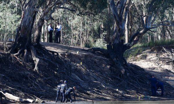 Police on the shores of the Murray River while searching for the body of a drowned boy. Picture: Riverine Herald