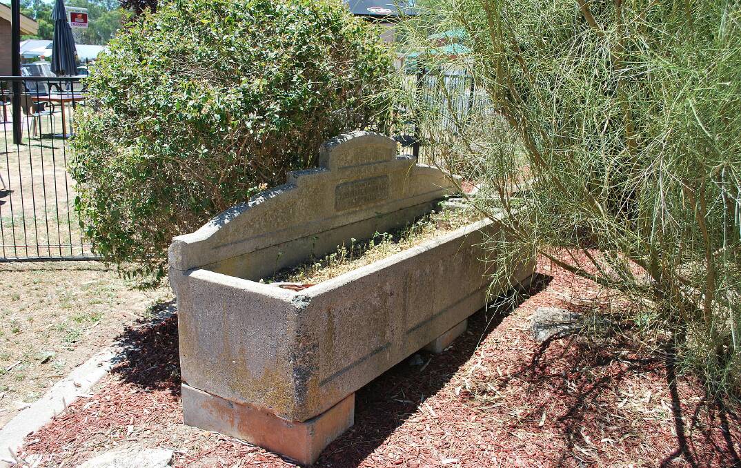 The Bills horse trough outside the One Tree Hill Hotel. It has since been moved inside the hotel and faces away from the road.