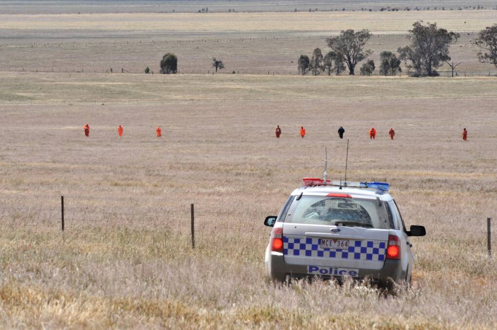 A line search for Krystal Fraser east of Pyramid Hill in 2009. Picture: BRENDAN McCARTHY