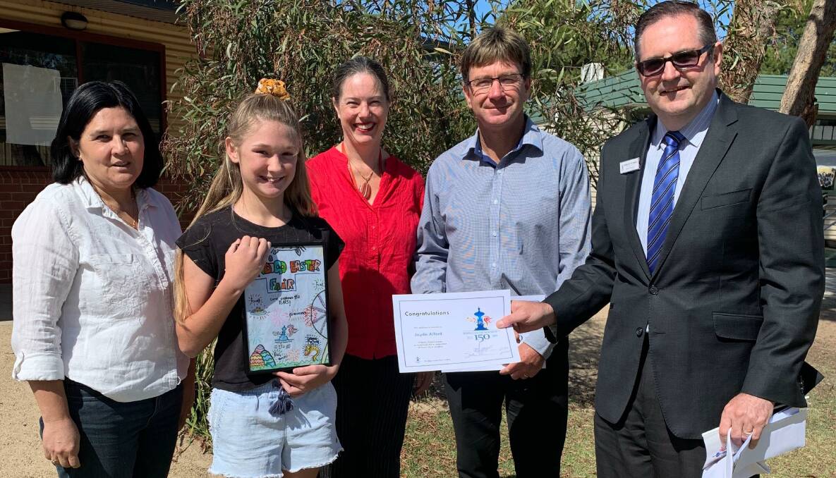 Bendigo Easter Fair's Debbie Henderson (left) and Simon Mulqueen (right) present Jayda Alford with her prize. 