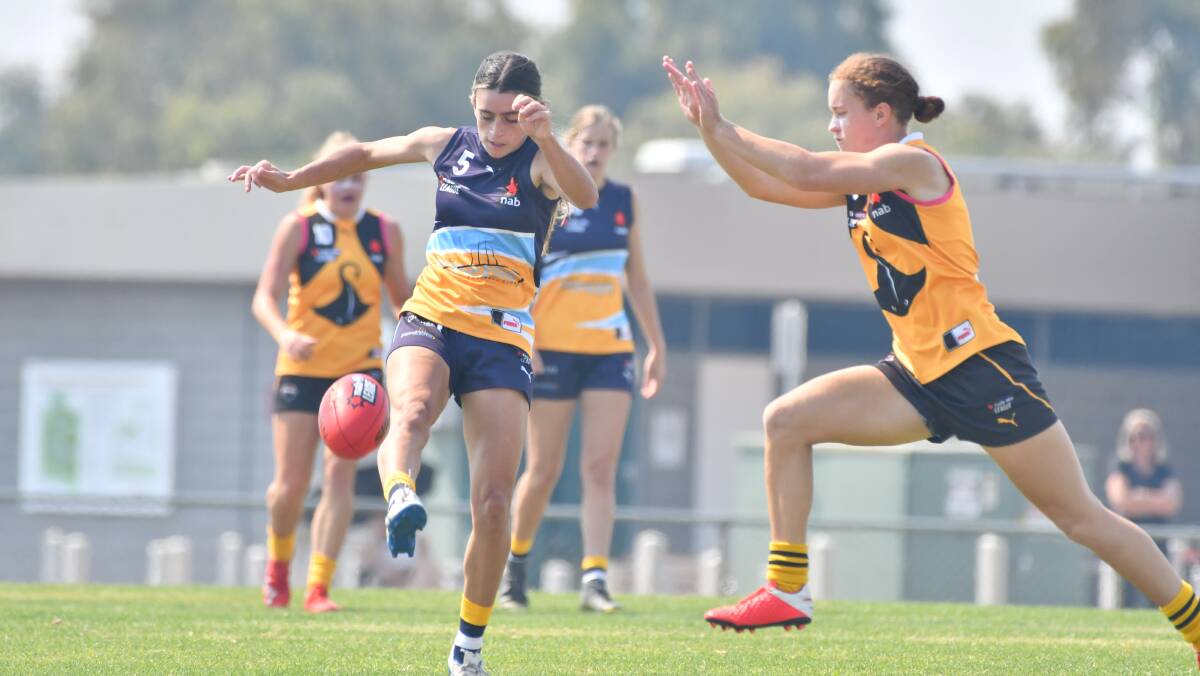 ON THE ATTACK: Bendigo's Elizabeth Snell played another top game for the Bendigo Pioneers on Saturday. The Pioneers went down to the Dandenong Stingrays by one point at Epsom-Huntly. Picture: NONI HYETT