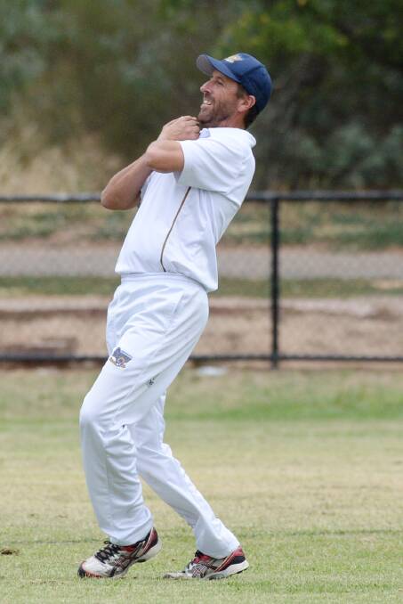 SAFE HANDS: Sedgwick's Greg Thomas takes the catch to dismiss Mandurang's James Pietromonaco for one on Saturday. Picture: DARREN HOWE