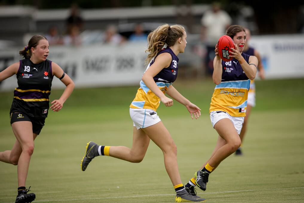 Octavia Di Donato on the run for the Pioneers in the Bendigo Pioneers girls win over the Murray Bushrangers earlier this year. Picture: JAMES WILTSHIRE, BORDER-MAIL