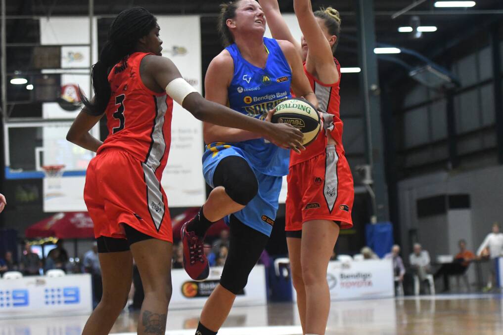 Kelsey Griffin drives to the basket. Picture: NONI HYETT