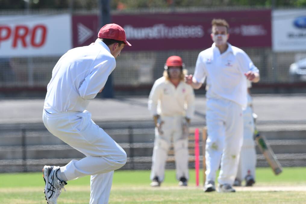 SHARP HANDS: Bendigo United's Jordan Quirk takes the catch at mid-off to dismiss Huntly-North Epsom's Brodie McRae. Picture: NONI HYETT