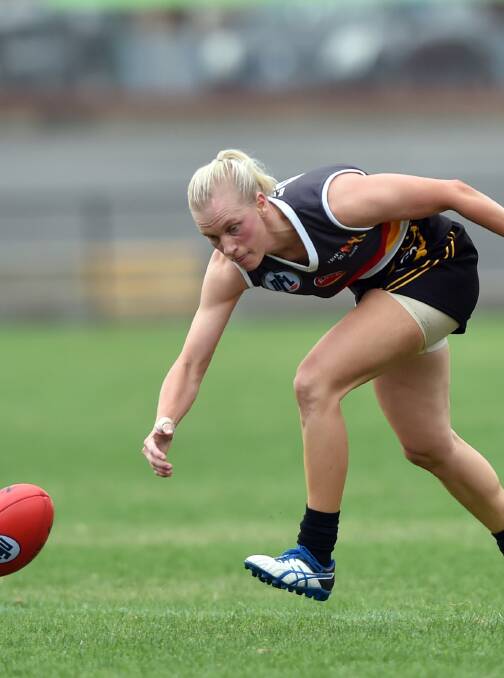 DETERMINED: Midfielder Louise Bibby was one of the best for the Bendigo Thunder in Sunday's 114-point victory over Whitehorse. The reigning premier Thunder are now 4-0 with a monster percentage of 1154.5.