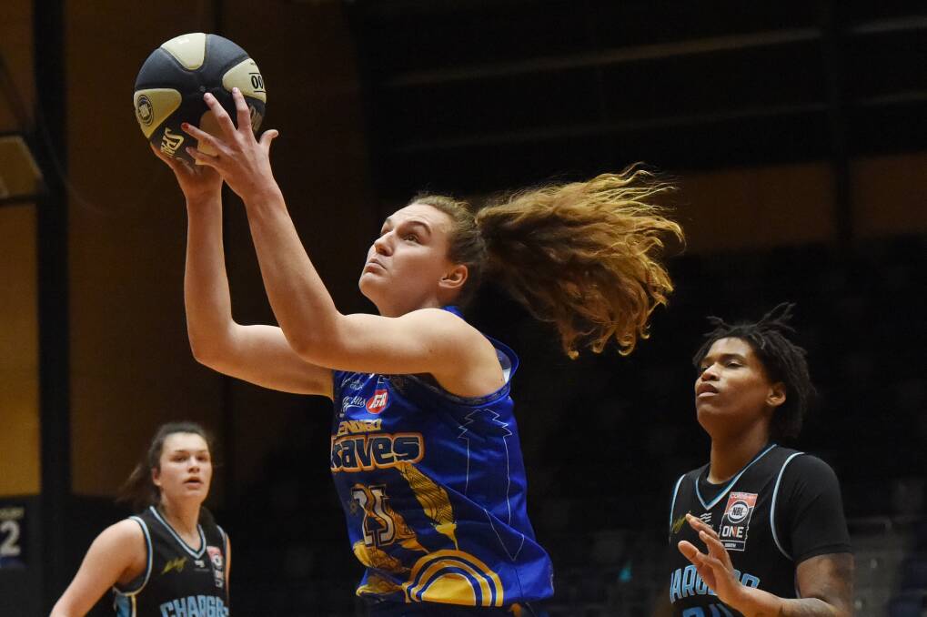 ON THE ATTACK: Bendigo's Megan McKay during Sunday's win over Hobart at home. Picture: DARREN HOWE