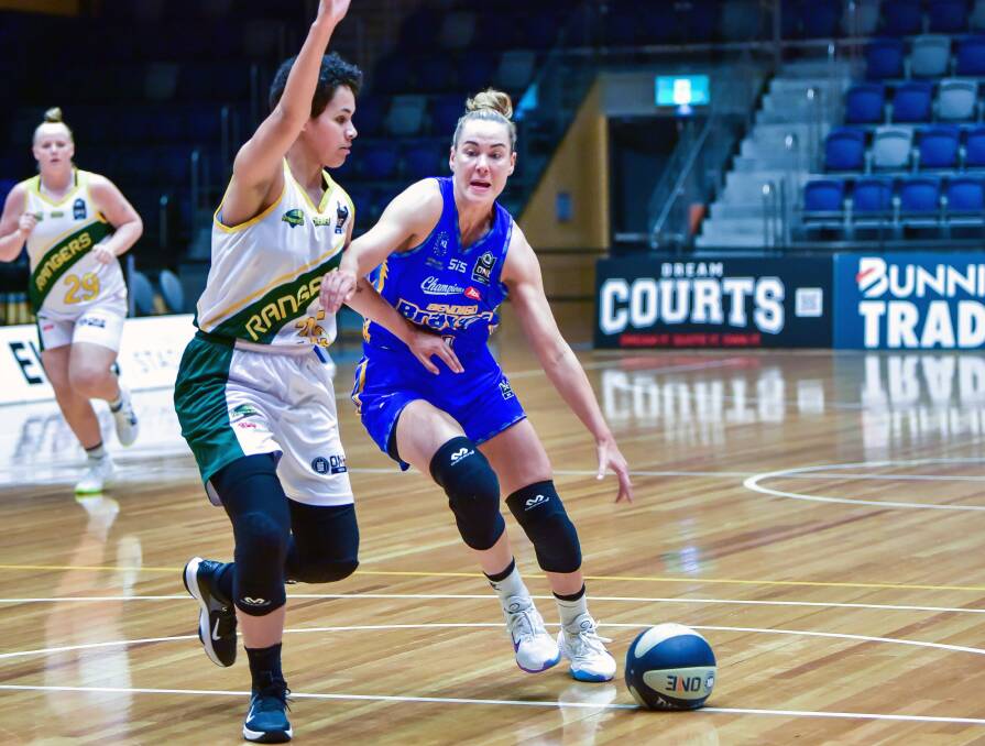 LEADERSHIP: Australian Opal Tess Madgen in action for the Bendigo Braves women in the NBL1 competition. Picture: BRENDAN McCARTHY
