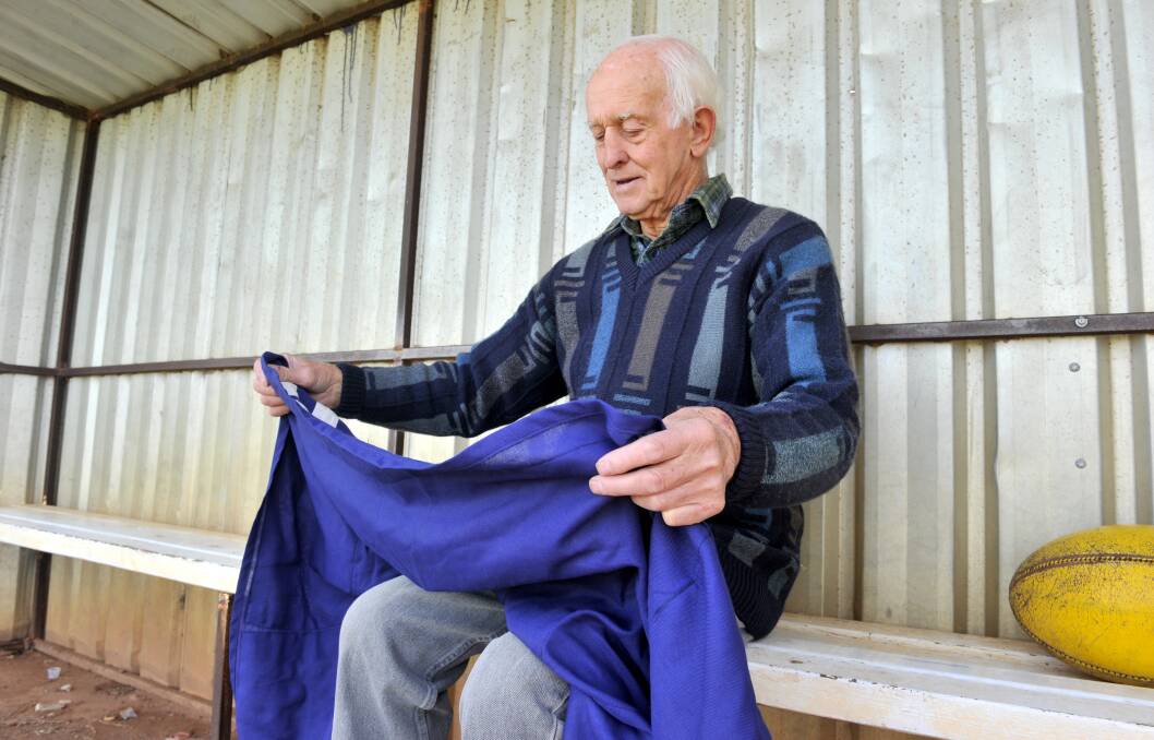 MEMORIES: Graham "Squirty" Roberts with Inglewood's 1956 premiership flag. Picture: NONI HYETT