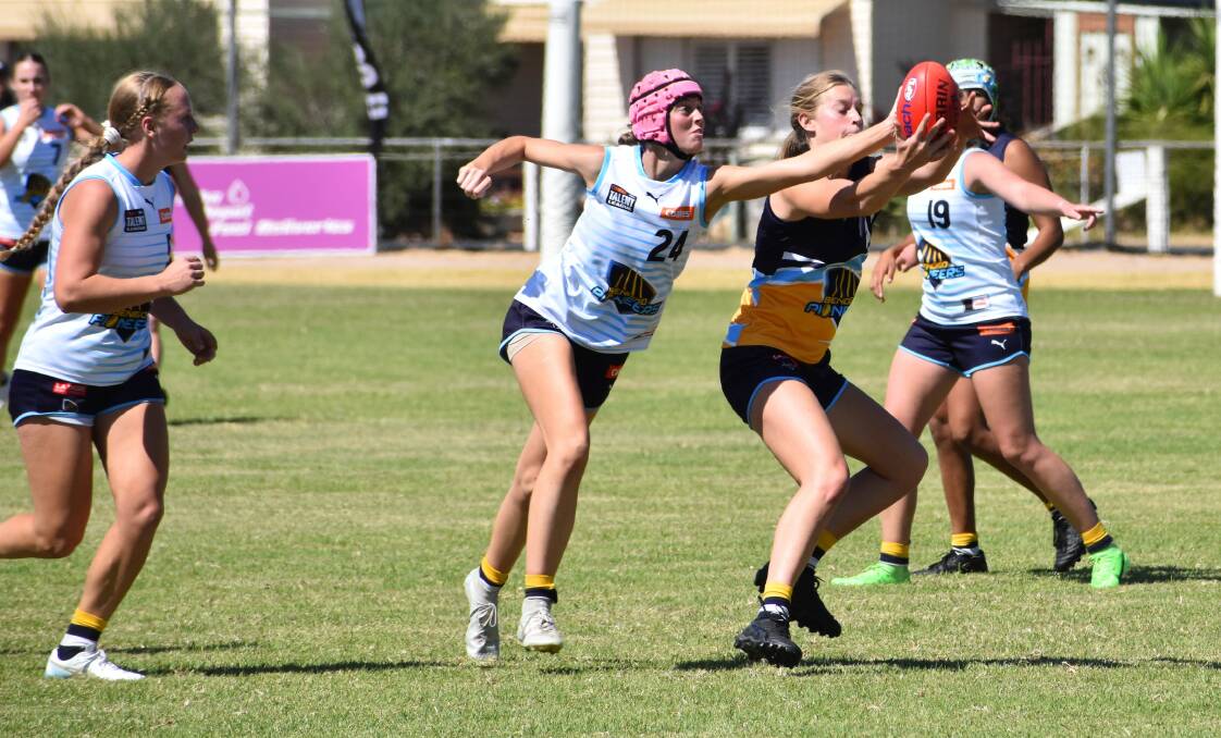 The Bendigo Pioneers under-18 girls had an intra-club hit-out at Pyramid Hill.