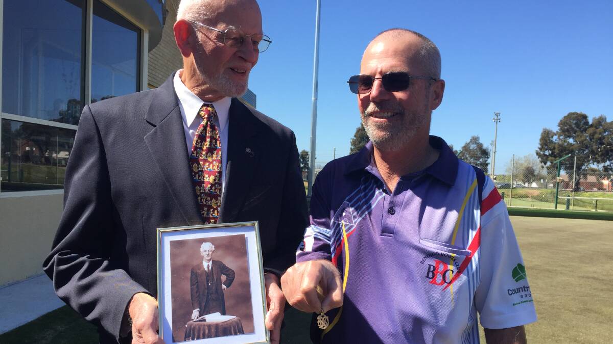 HISTORICAL: Bill Freeman with a photo of his grandfather, George Freeman, and Barry Whiffin, who holds the 1916 Bendigo club champion medallion.