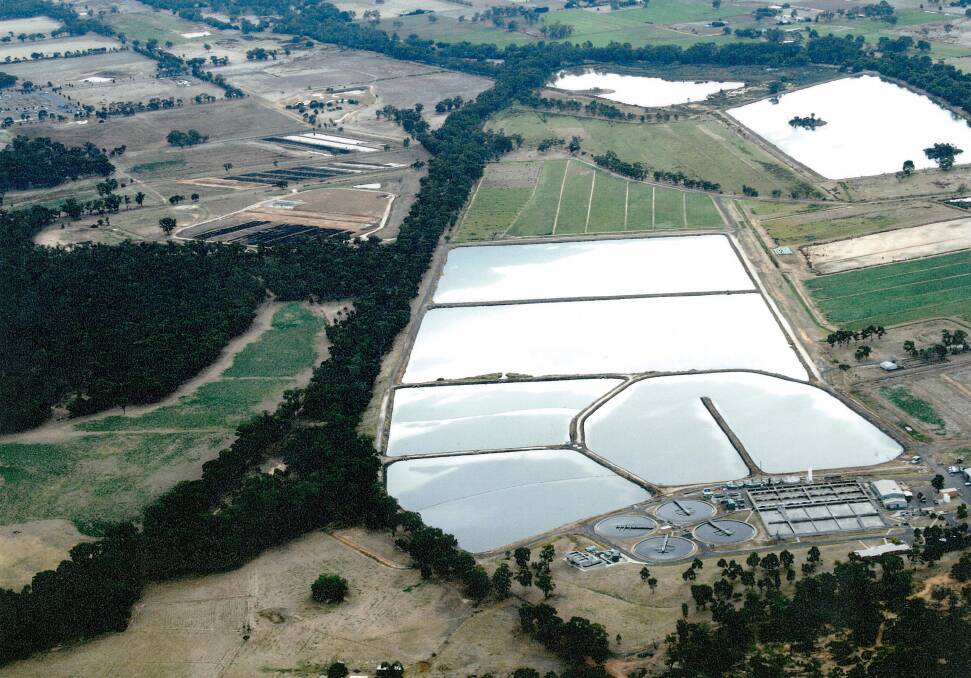 An aerial image of the Bendigo Water Reclamation Plant from 1992.
