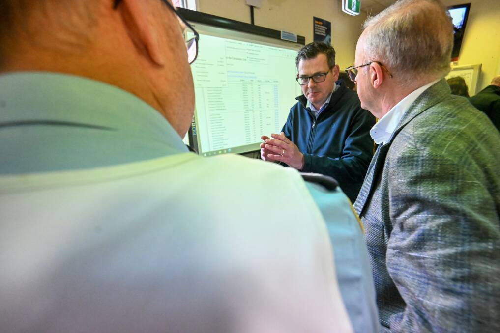 Premier Daniel Andrews and prime minister Anthony Albanese visit Bendigo's incident control centre. Picture: DARREN HOWE