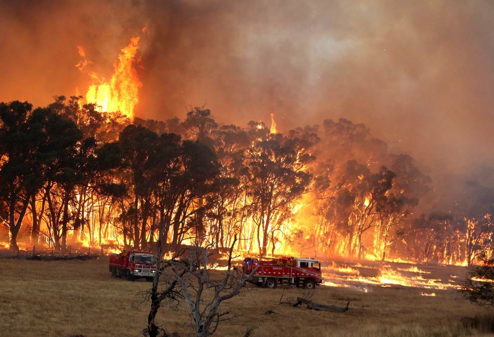 Fire crews respond to a fire threatening houses and Kyneton Ridge Estate in 2015. Pictures: GLENN DANIELS