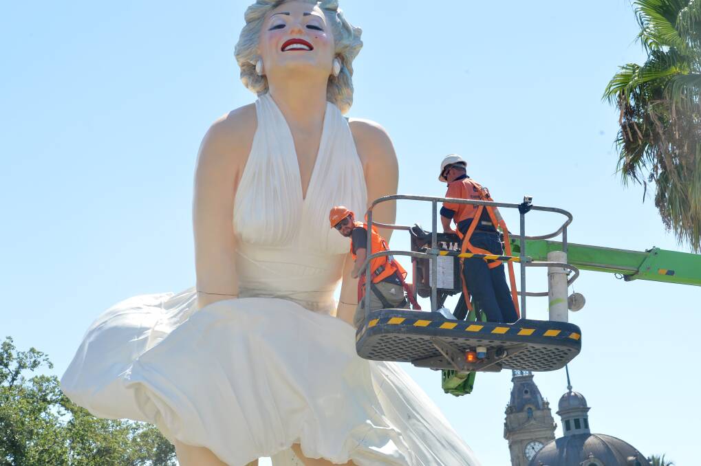 Workers piece together the Forever Marilyn statue in Bendigo in 2016. Picture by Darren Howw