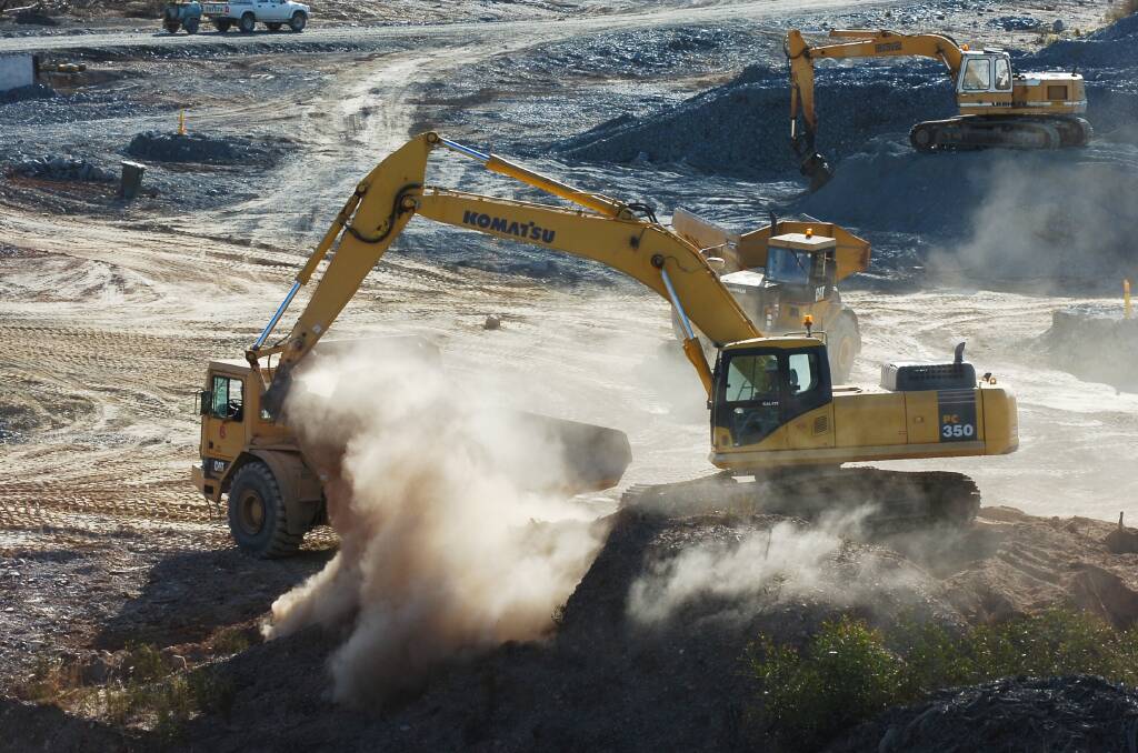 Work takes place in 2005 at a mining site in Kangaroo Flat. Picture: BRENDAN McCARTHY