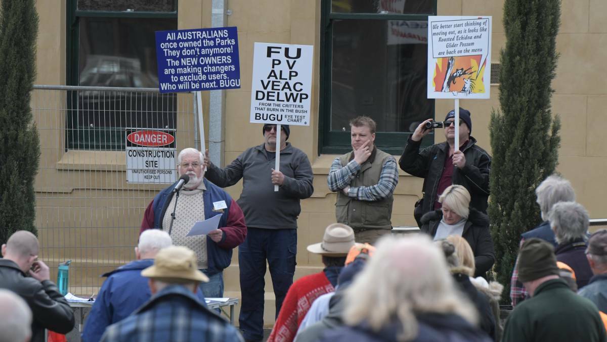 Protesters rally against the VEAC investigation in Bendigo in 2018. Picture: NONI HYETT